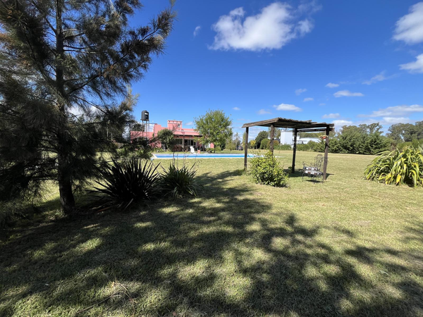 Parque con pileta y pérgola