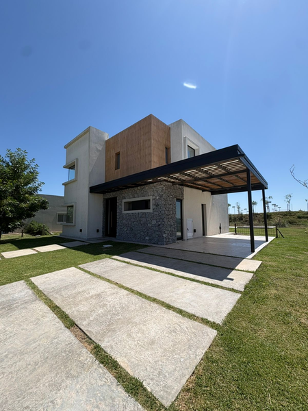 Fachada con pérgola