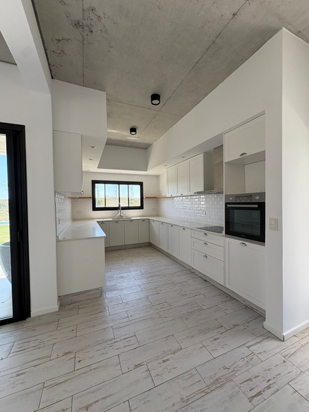 Cocina con subway tiles