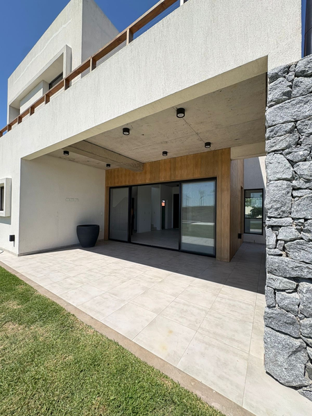 Entrada con piedra y madera