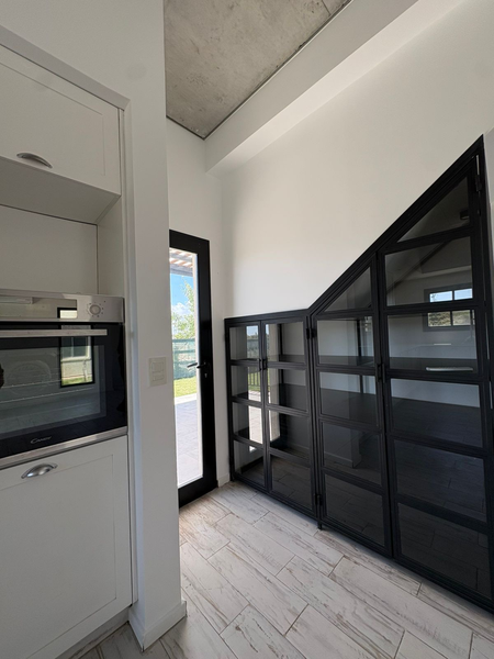 Despensa con vitrina