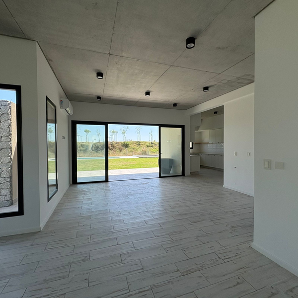 Living con ventanales al jardín