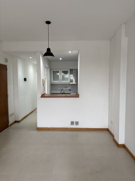 Paso de la cocina al living