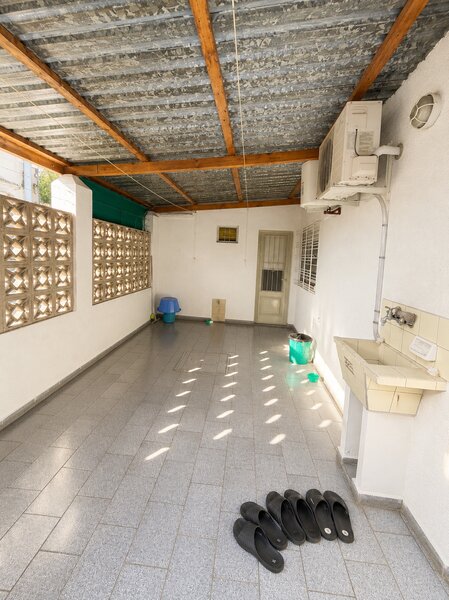 Galer&iacute;a, parrilla y terreno libre