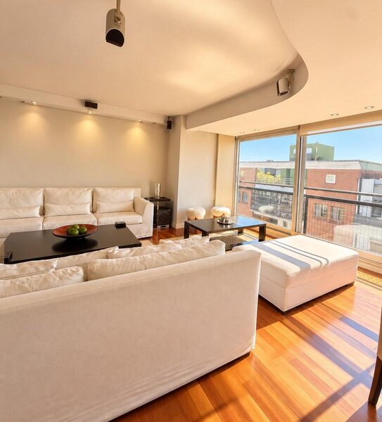 Living comedor con vista al r&iacute;o