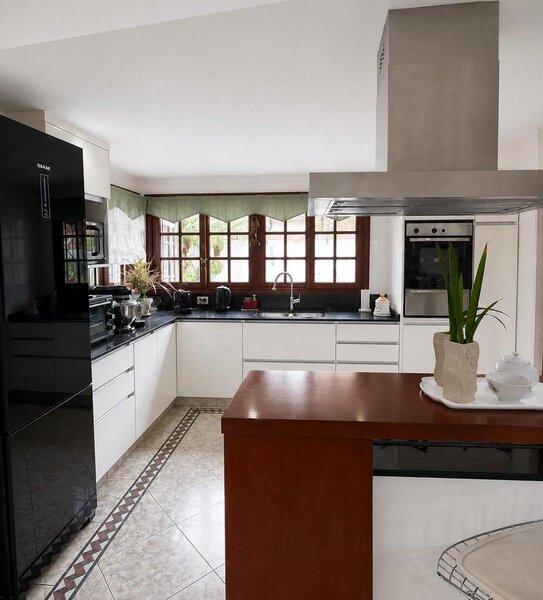 Cocina con barra y comedor diario