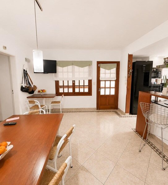 Cocina con barra y comedor diario