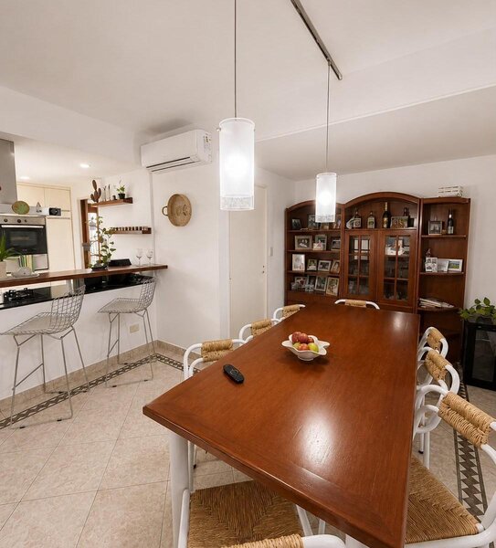 Cocina con barra y comedor diario