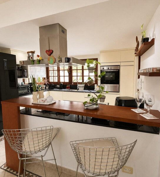 Cocina con barra y comedor diario