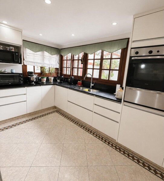Cocina con barra y comedor diario